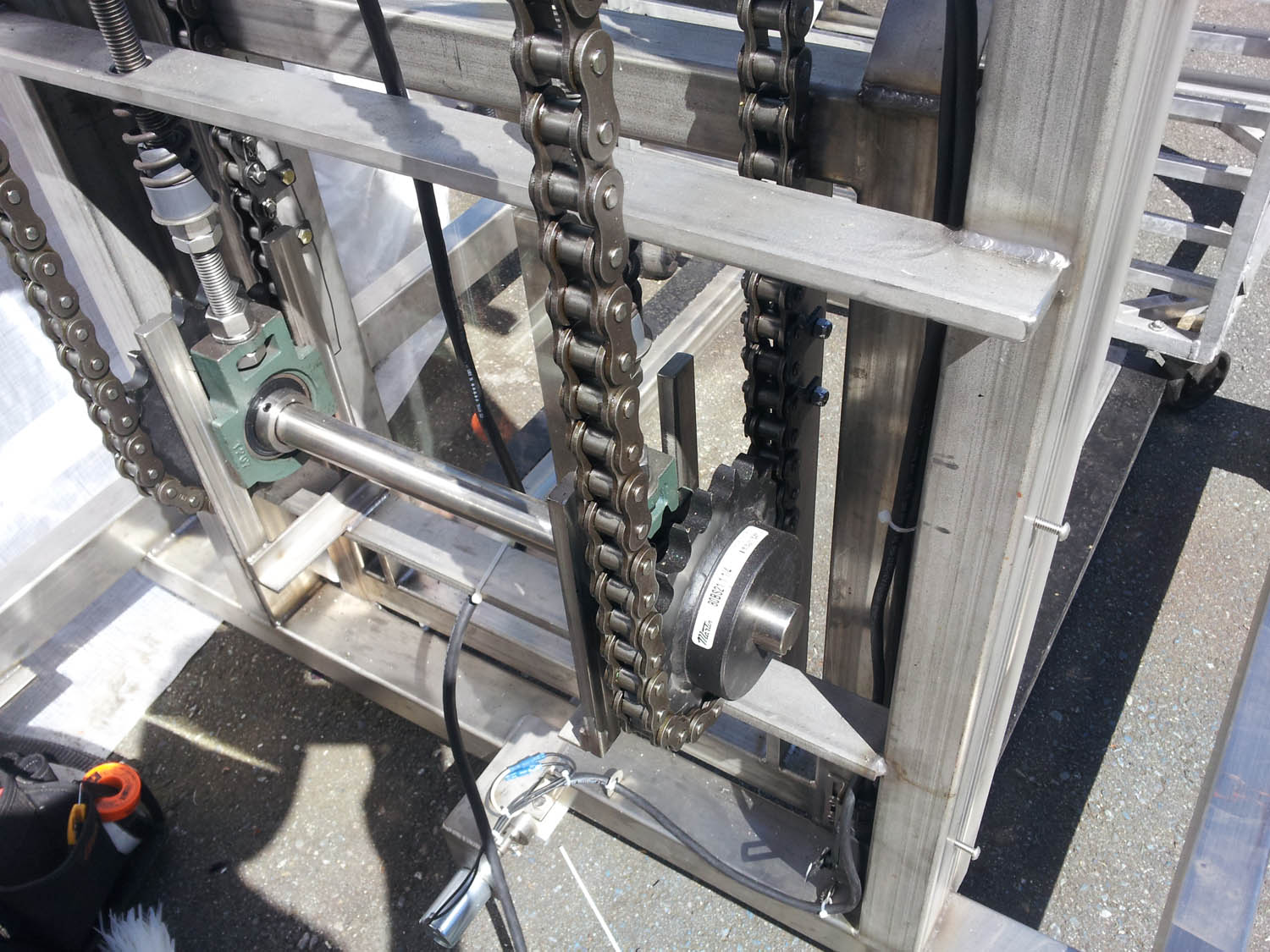 Chain drive system of rack lift.