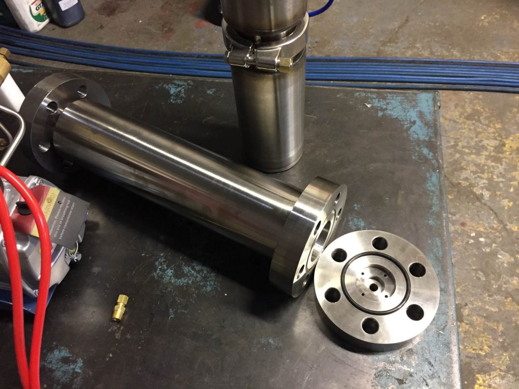 Stainless steel turning and machining. High pressure column for extraction process